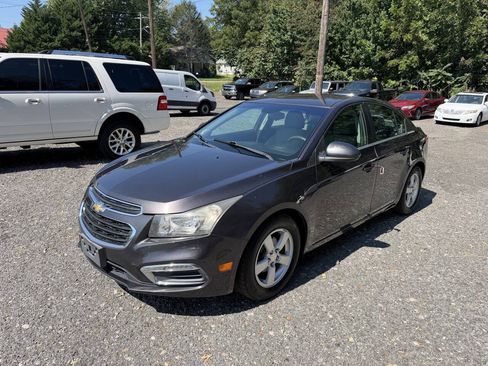 Used 2015 Chevrolet Cruze LT w/ Technology Package FWD image 2
