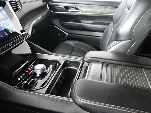 Used 2023 Jeep Wagoneer L Series II image 32