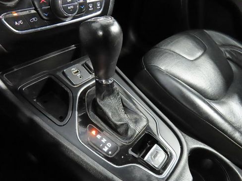 Used 2020 Jeep Cherokee Limited image 28