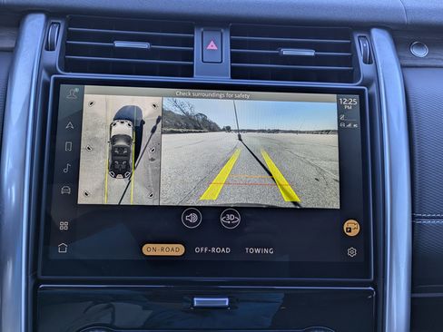 Used 2024 Land Rover Discovery Dynamic SE image 15