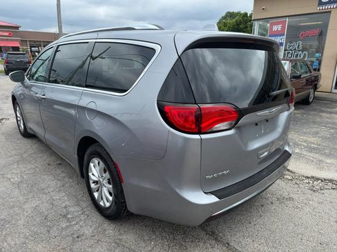 Used 2019 Chrysler Pacifica Touring-L FWD image 4
