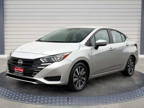 Used 2023 Nissan Versa SV FWD image 3