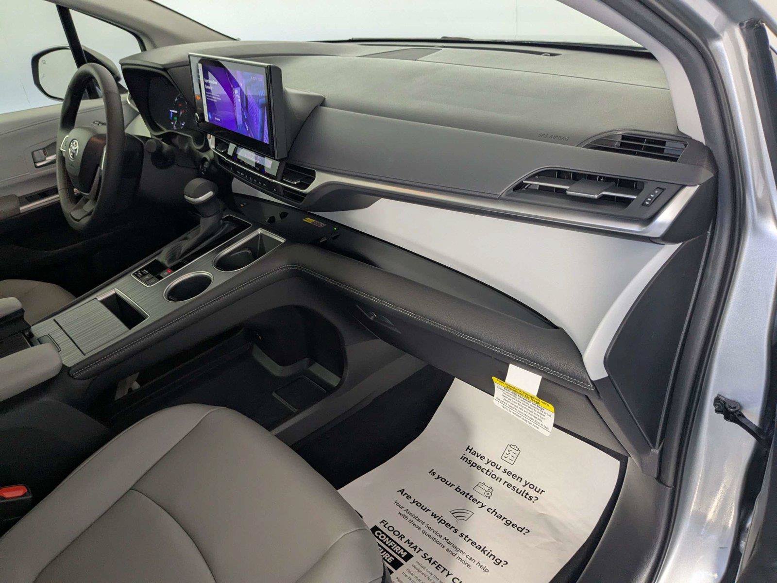 Certified 2025 Toyota Sienna XLE FWD image 31
