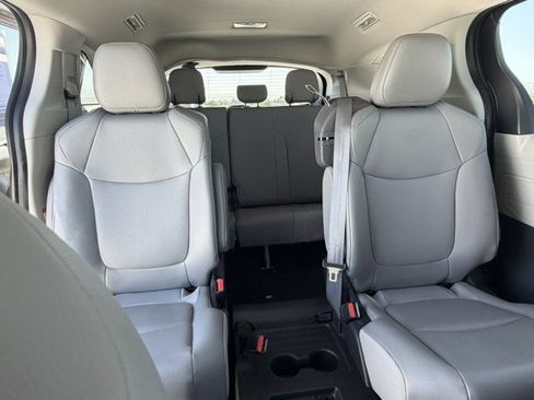 Certified 2022 Toyota Sienna XLE FWD image 23
