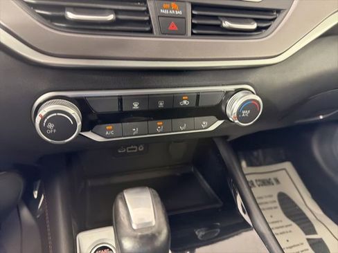 Used 2024 Nissan Altima 2.5 SR FWD image 33