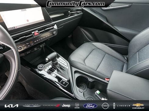Certified 2025 Kia Niro SX image 21
