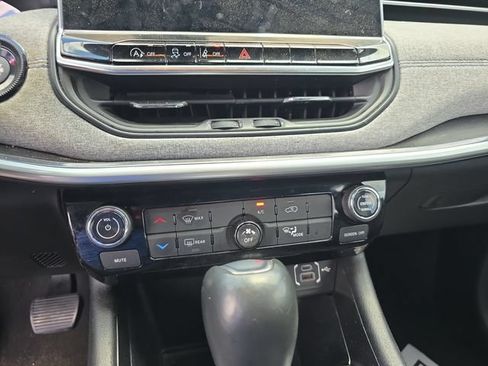 Used 2024 Jeep Compass Latitude w/ Sun and Sound Group AWD/4WD image 6