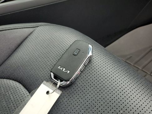 Used 2023 Kia Niro SX Touring image 44