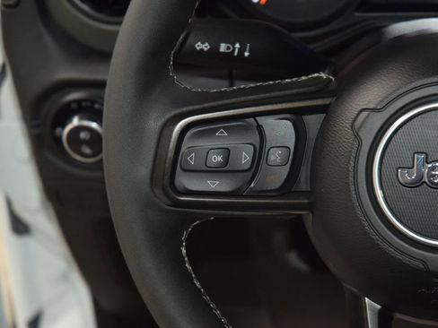 Used 2025 Jeep Gladiator Mojave AWD/4WD image 32