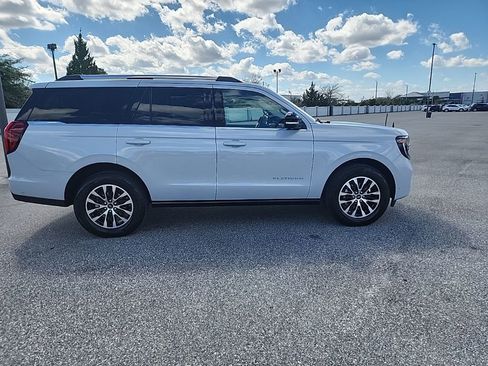 Used 2025 Ford Expedition Platinum image 5