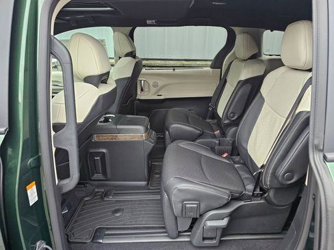 New 2025 Toyota Sienna Platinum image 8