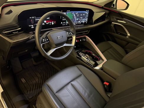Used 2025 Audi Q5 Premium w/ Convenience Package AWD/4WD image 4