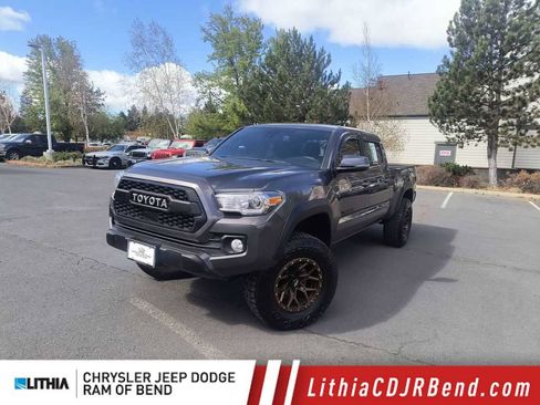 Used 2022 Toyota Tacoma TRD Off-Road image 1