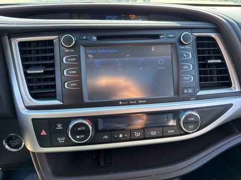 Used 2018 Toyota Highlander XLE image 24