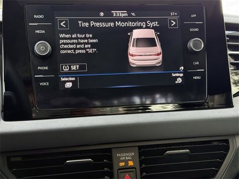 Certified 2025 Volkswagen Jetta SE w/ Sunroof Package image 16