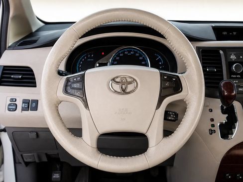 Used 2013 Toyota Sienna XLE FWD image 13