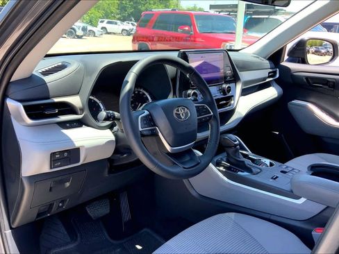 Used 2024 Toyota Highlander LE FWD image 17