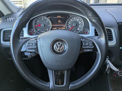 Used 2014 Volkswagen Touareg TDI image 12