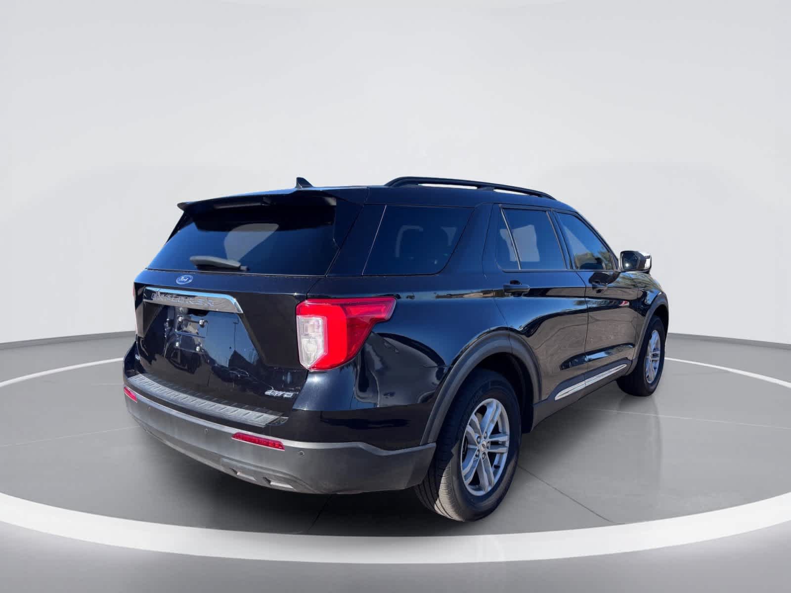 Used 2023 Ford Explorer XLT AWD/4WD image 6
