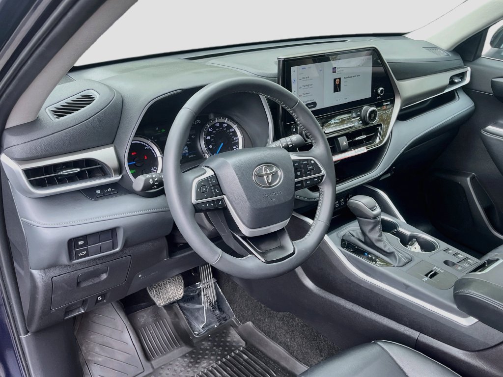 Used 2025 Toyota Highlander XLE AWD/4WD image 9