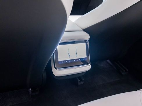 Used 2022 Tesla Model S image 13