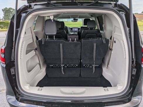 Used 2024 Chrysler Pacifica Touring-L FWD image 32