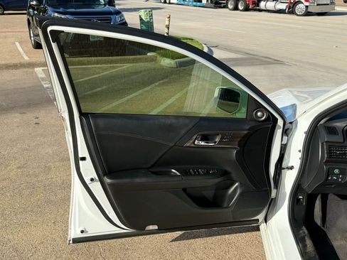 Used 2017 Honda Accord Touring image 9