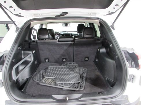 Used 2018 Jeep Cherokee Trailhawk image 29