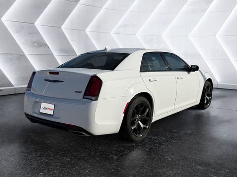 Used 2021 Chrysler 300 Touring w/ Sport Appearance Package image 4