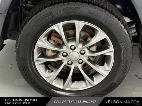 Used 2019 Jeep Cherokee Latitude Plus w/ Comfort/Convenience Group FWD image 14