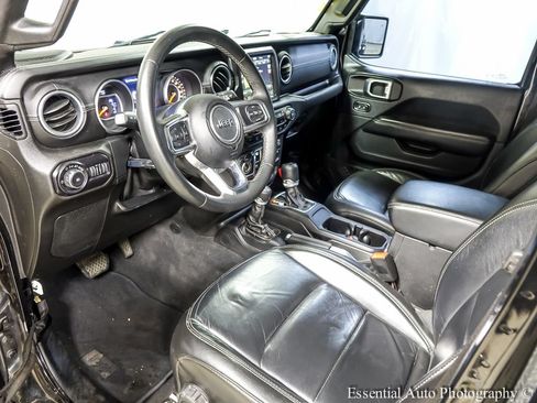 Used 2018 Jeep Wrangler Unlimited Sahara AWD/4WD image 10