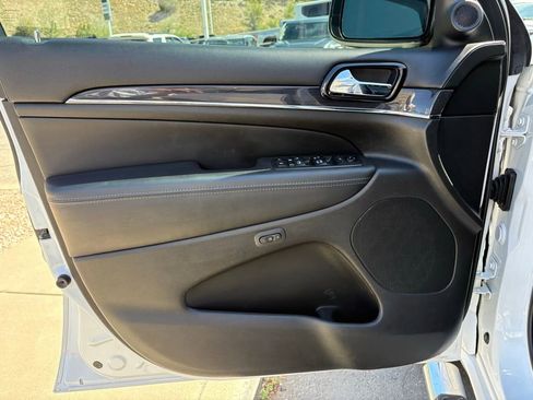 Used 2019 Jeep Grand Cherokee Overland AWD/4WD image 15