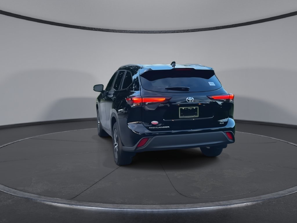 Certified 2025 Toyota Highlander XLE FWD image 7
