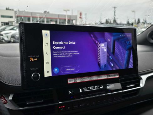 Used 2025 Toyota Sienna Platinum image 33