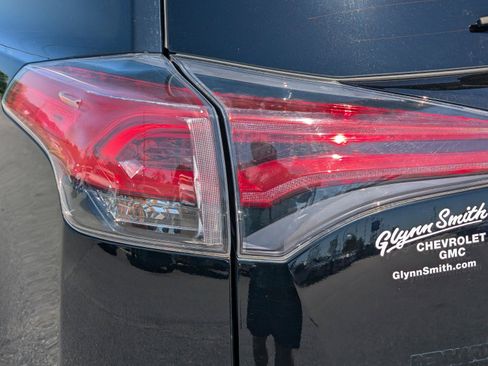 Used 2018 Toyota RAV4 SE w/ Power Extra Value Package FWD image 11
