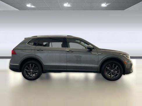 Used 2022 Volkswagen Tiguan SE w/ Panoramic Sunroof Package image 8