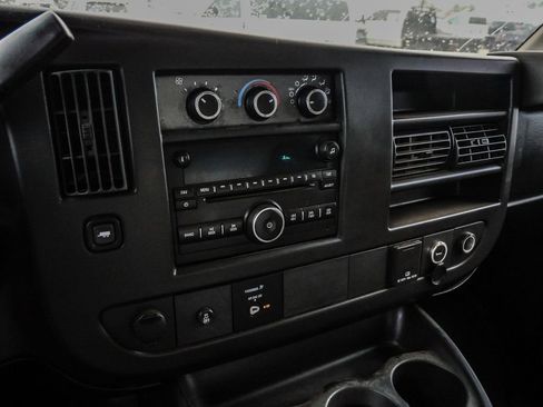 Used 2017 Chevrolet Express 3500 RWD image 16