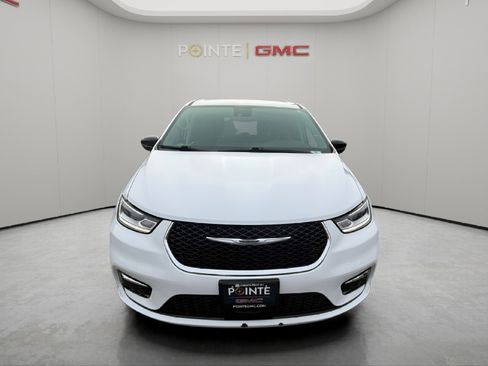 Used 2024 Chrysler Pacifica Touring-L image 11