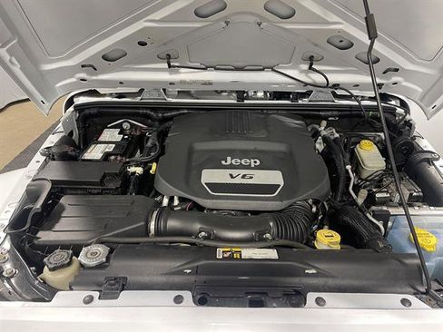 Used 2015 Jeep Wrangler Unlimited Sahara w/ Connectivity Group image 21