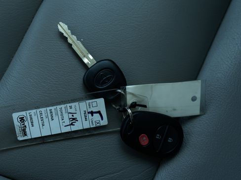 Used 2020 Toyota Sienna L image 44