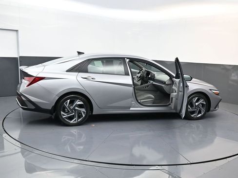 Certified 2025 Hyundai Elantra Sport image 28