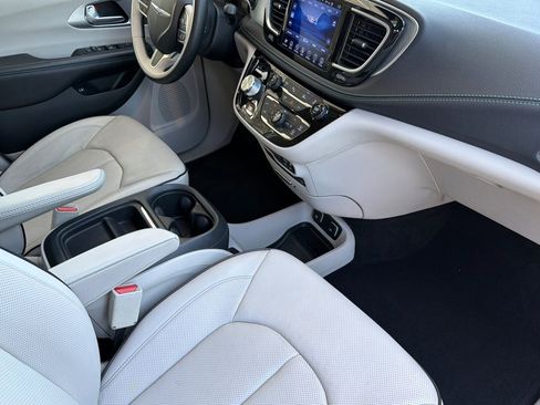 Used 2017 Chrysler Pacifica Platinum FWD image 20