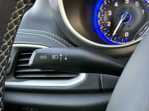 Certified 2025 Chrysler Pacifica Select image 21