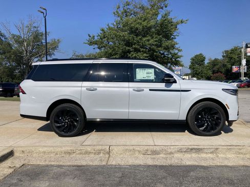 New 2025 Lincoln Navigator L Reserve w/ Jet Appearance Package image 2