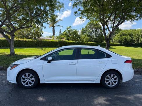 Used 2021 Toyota Corolla LE FWD image 4