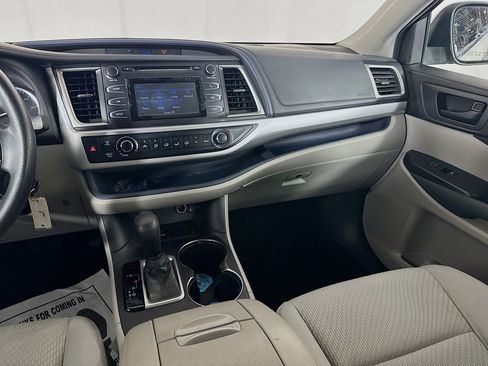 Used 2015 Toyota Highlander LE FWD image 26
