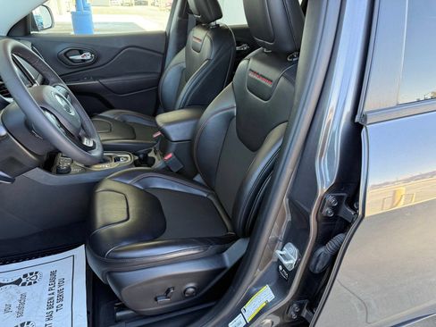 Used 2022 Jeep Cherokee Trailhawk w/ Comfort/Convenience Group AWD/4WD image 31
