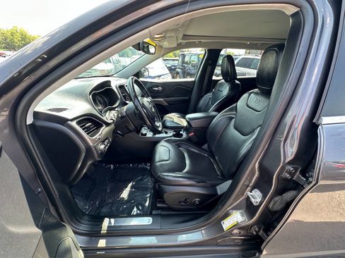 Used 2019 Jeep Cherokee Limited image 12