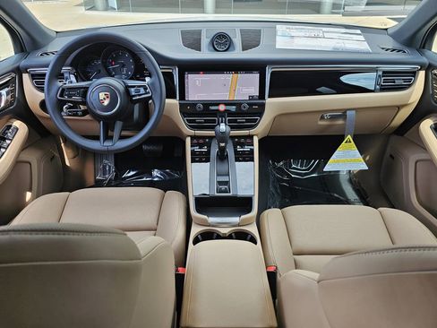 Used 2025 Porsche Macan AWD/4WD image 17