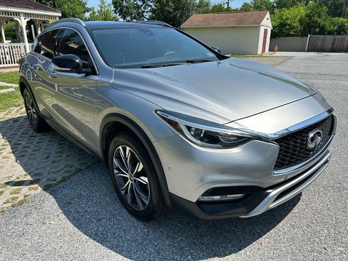 Used 2018 INFINITI QX30 Premium w/ Navigation Package AWD/4WD image 3